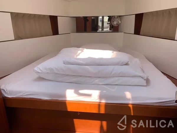 Oceanis 38.1 - Yacht Charter Sailica