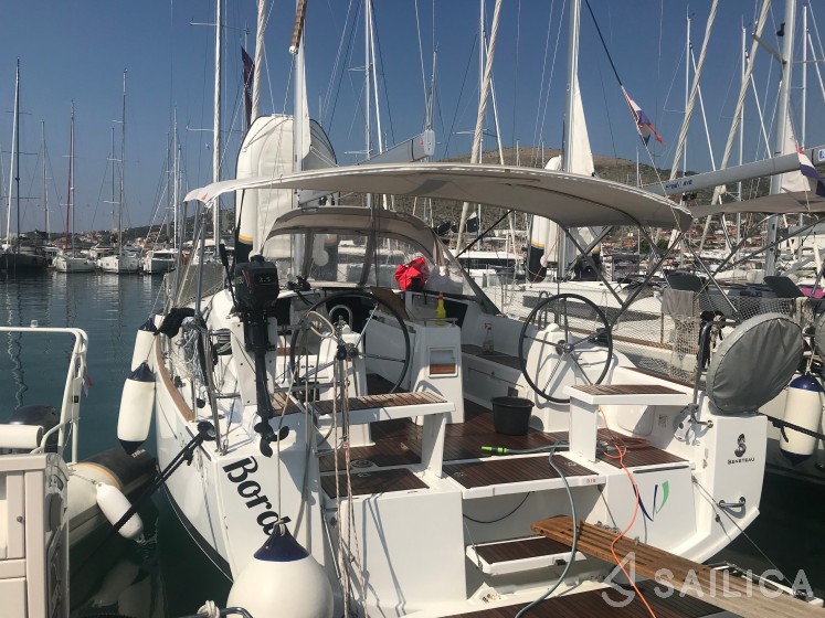 Oceanis 38.1 - Yacht Charter Sailica