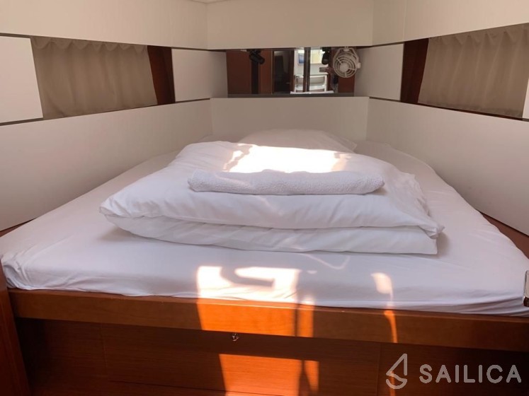 Oceanis 38.1 - Yacht Charter Sailica