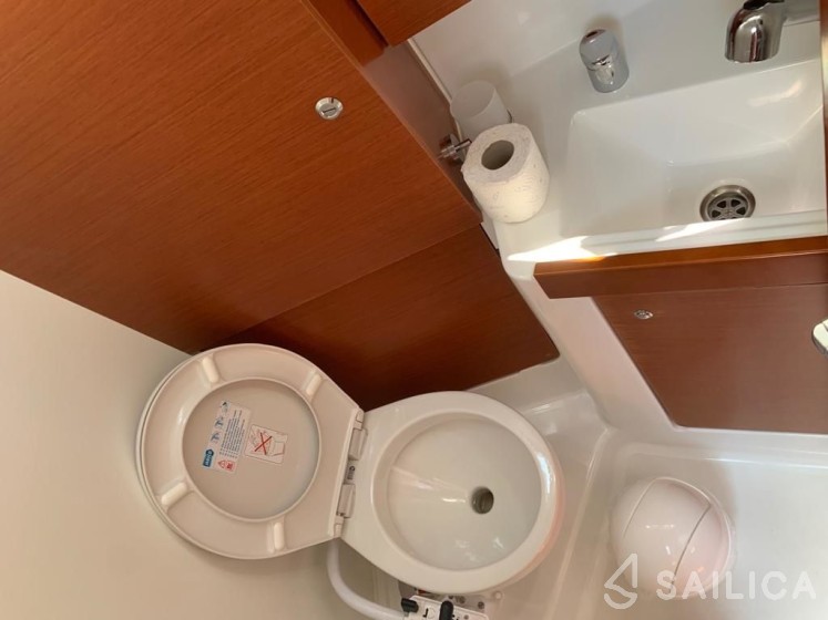 Oceanis 38.1 - Yacht Charter Sailica