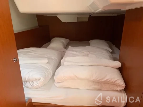 Oceanis 38.1 - Yacht Charter Sailica