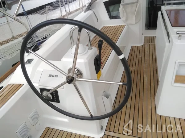 Oceanis 38.1 - Yacht Charter Sailica