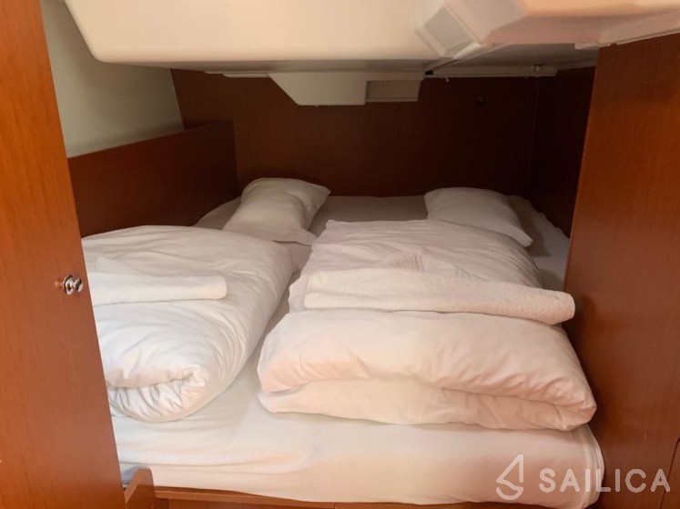 Oceanis 38.1 - Yacht Charter Sailica