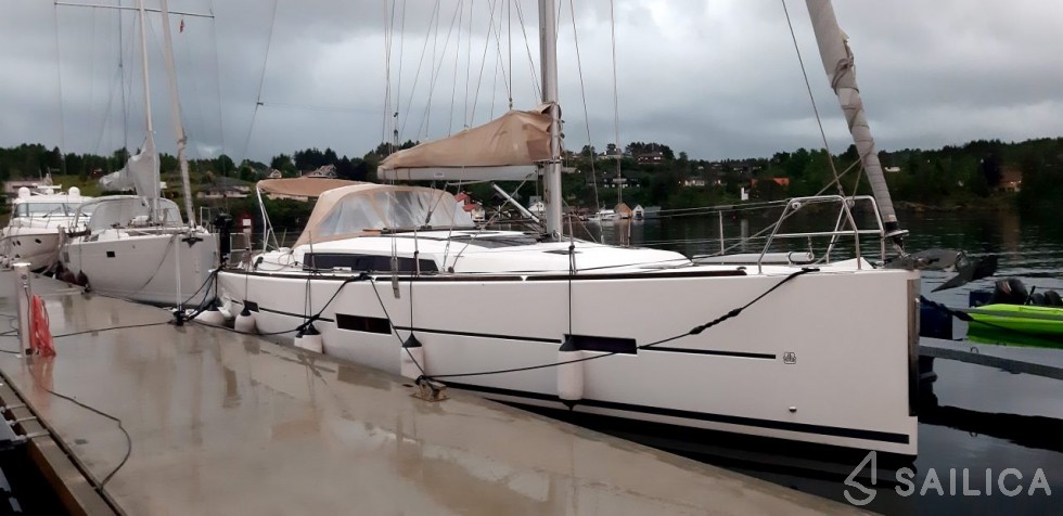 Dufour 410 GL - Yacht Charter Sailica