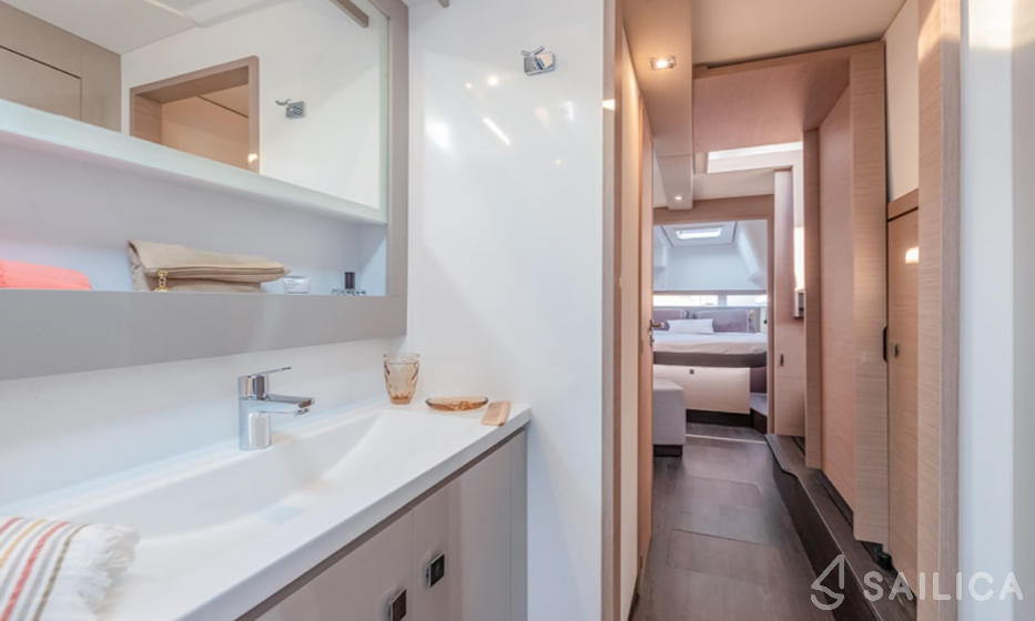 Isla 40 - Yacht Charter Sailica