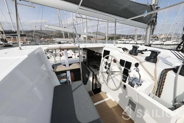 Isla 40 - Yacht Charter Sailica
