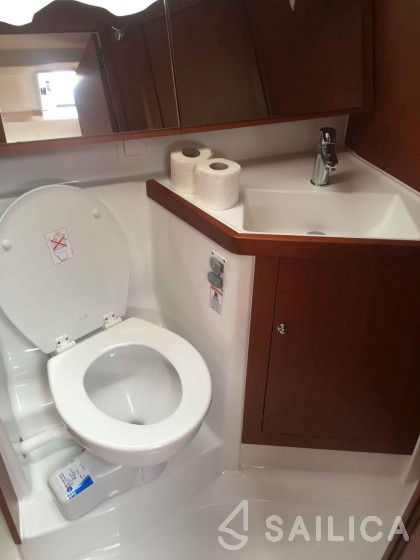 Oceanis 41.1 - Yacht Charter Sailica