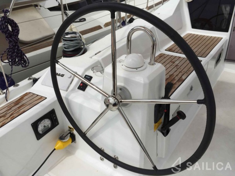Oceanis 41.1 - Yacht Charter Sailica