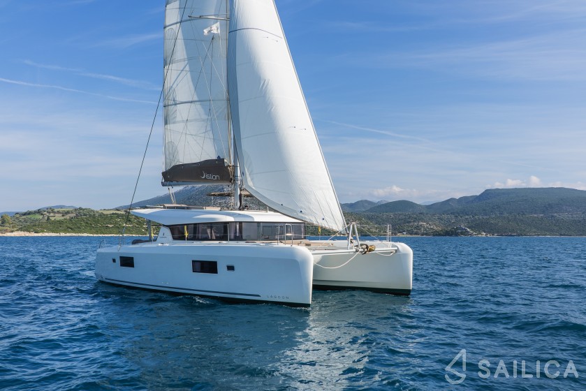 Lagoon 42 - Yacht Charter Sailica