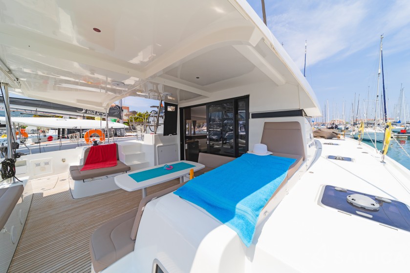 Lagoon 42 - Yacht Charter Sailica