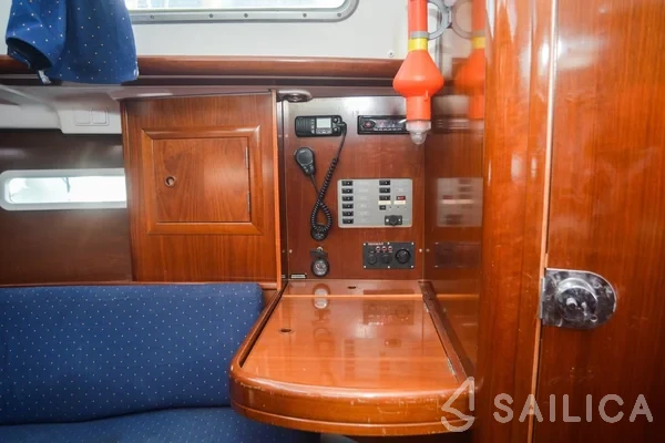 Oceanis 323 Clipper - Yacht Charter Sailica