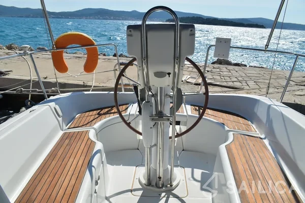 Oceanis 323 Clipper - Yacht Charter Sailica