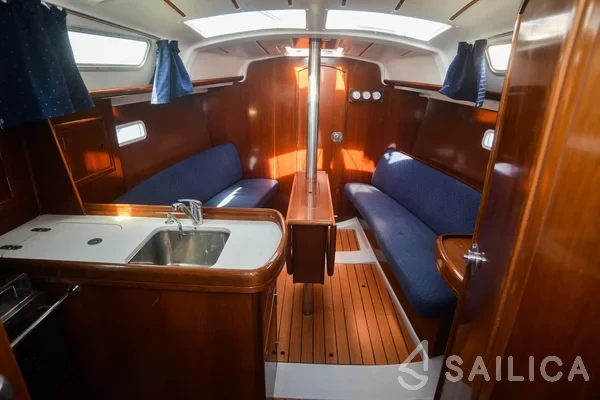 Oceanis 323 Clipper - Yacht Charter Sailica