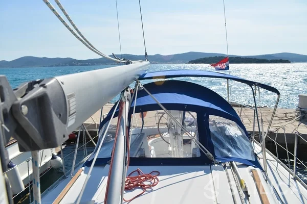 Oceanis 323 Clipper - Yacht Charter Sailica