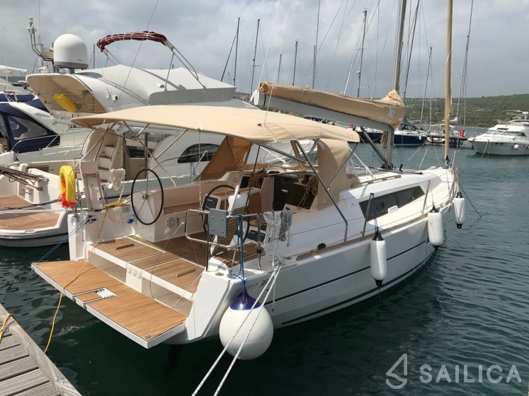 Dufour 382 GL - Yacht Charter Sailica