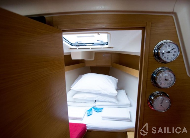 Elan 350 Performance - Yacht Charter Sailica
