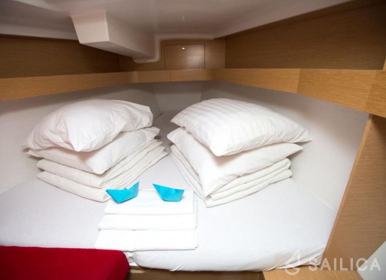 Elan 350 Performance - Yacht Charter Sailica