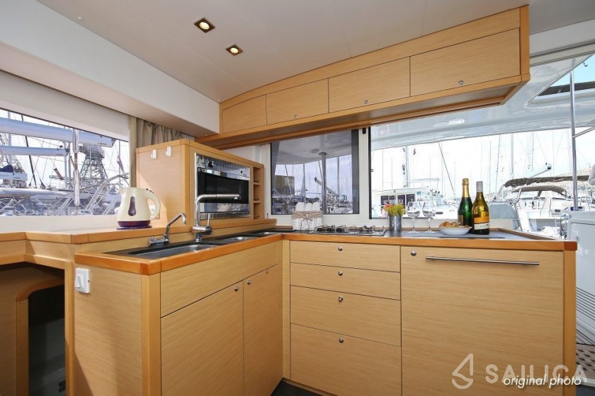 Lagoon 400 S2 - Yacht Charter Sailica