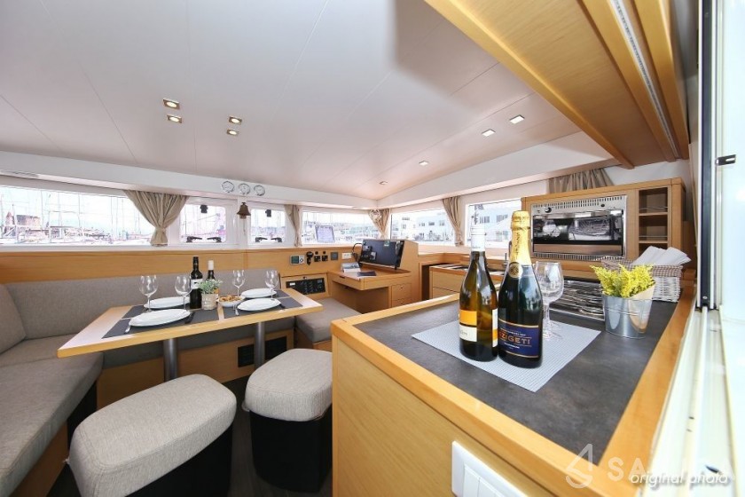 Lagoon 400 S2 - Yacht Charter Sailica