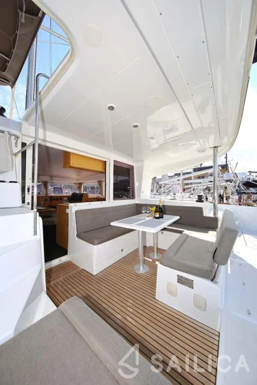 Lagoon 400 S2 - Yacht Charter Sailica