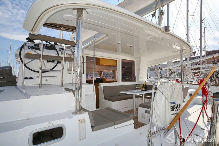 Lagoon 400 S2 - Yacht Charter Sailica