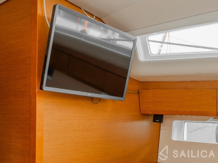 Jeanneau 54 - Yacht Charter Sailica