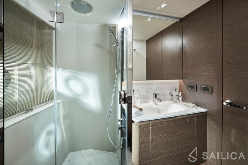 Princess 72 Fly - Yacht Charter Sailica
