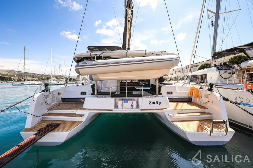Lagoon 42 - Yacht Charter Sailica