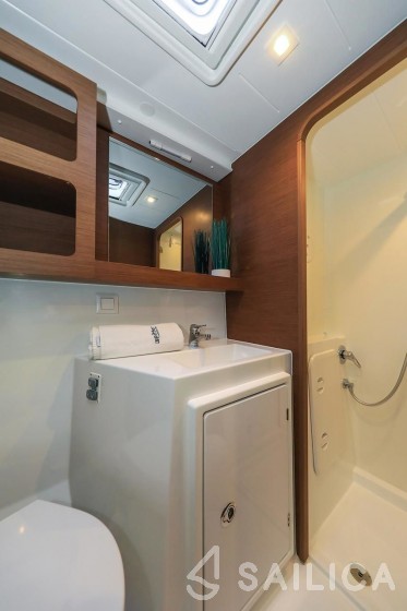 Lagoon 42 - Yacht Charter Sailica
