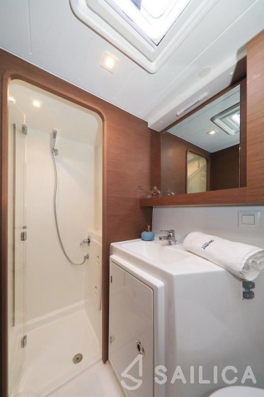 Lagoon 42 - Yacht Charter Sailica