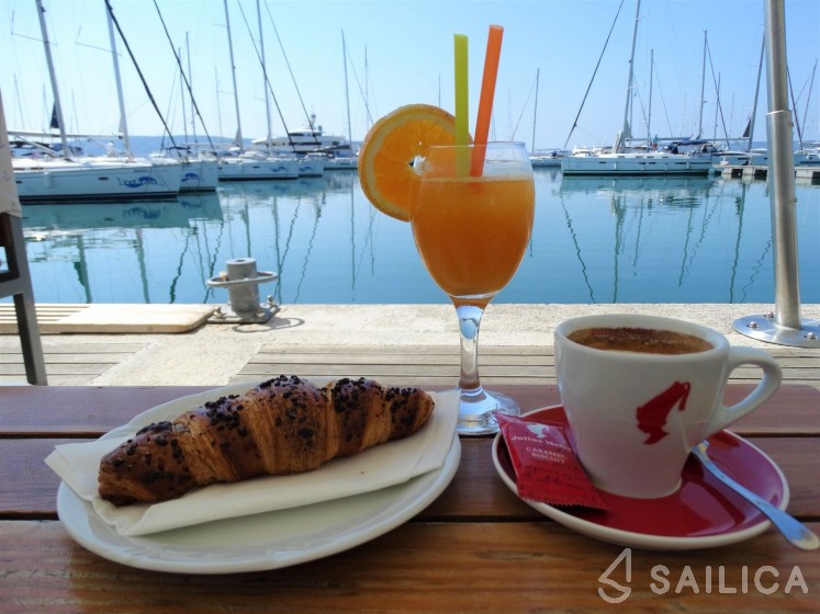 Hanse 418 - Yacht Charter Sailica