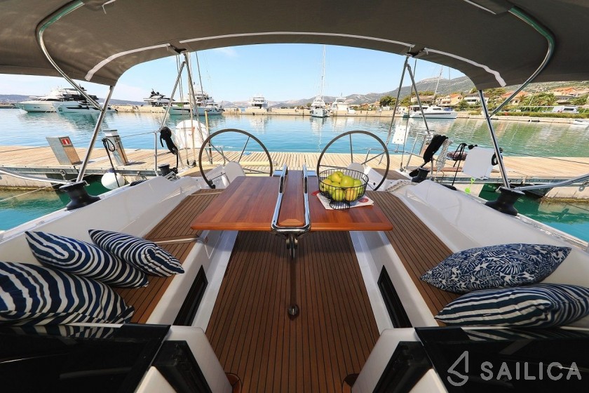Hanse 418 - Yacht Charter Sailica