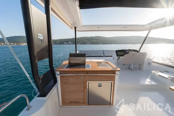 Fountaine Pajot MY6 - Yacht Charter Sailica