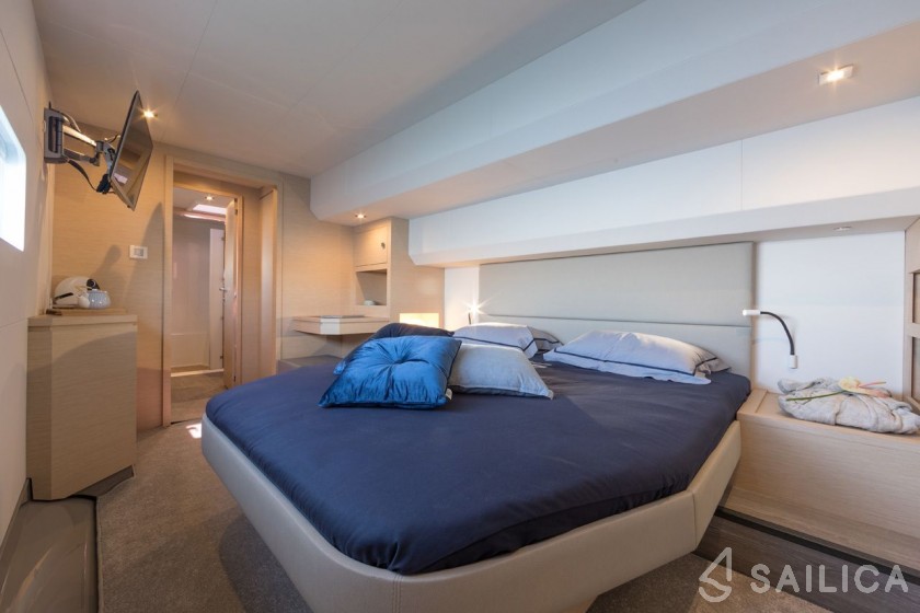 Fountaine Pajot MY6 - Yacht Charter Sailica