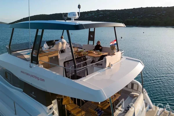 Fountaine Pajot MY6 - Yacht Charter Sailica