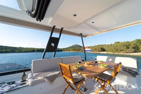 Fountaine Pajot MY6 - Yacht Charter Sailica
