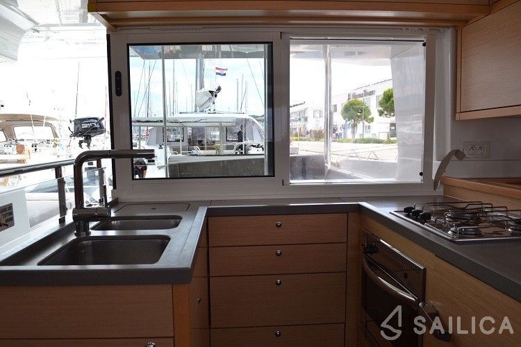 Lagoon 450  Flybridge - Yacht Charter Sailica