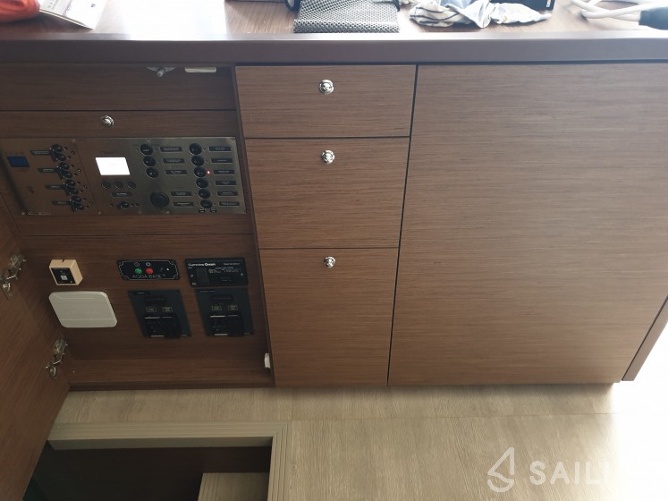 Lagoon 450  Flybridge - Yacht Charter Sailica