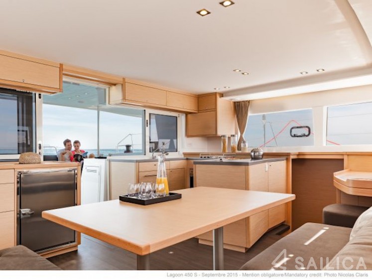 Lagoon 450  Flybridge - Yacht Charter Sailica