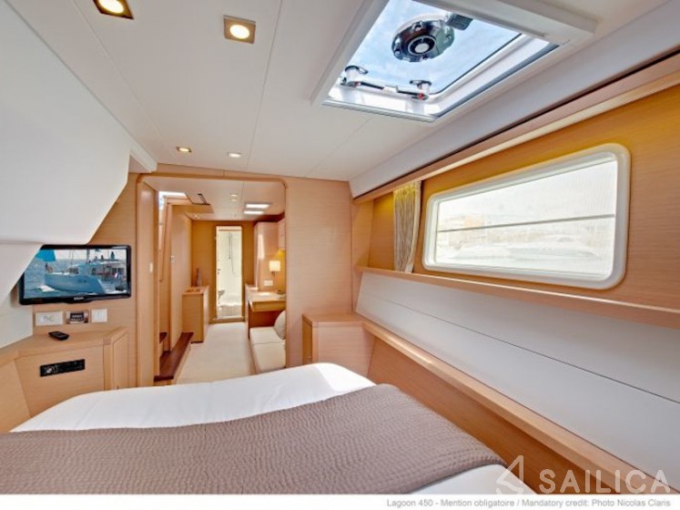 Lagoon 450  Flybridge - Yacht Charter Sailica
