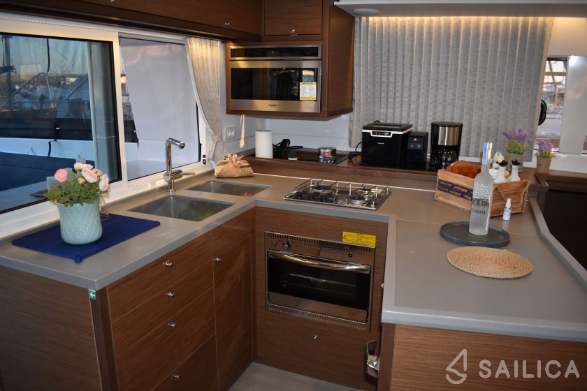 Lagoon 450  Flybridge - Yacht Charter Sailica