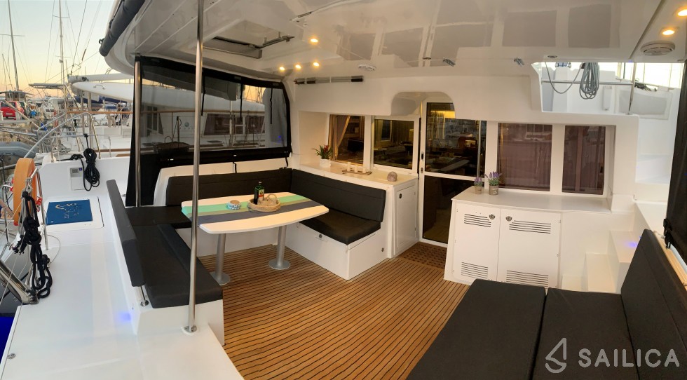 Lagoon 450  Flybridge - Yacht Charter Sailica