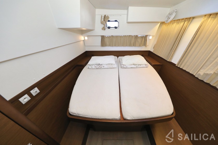 Lagoon 42 - Yacht Charter Sailica