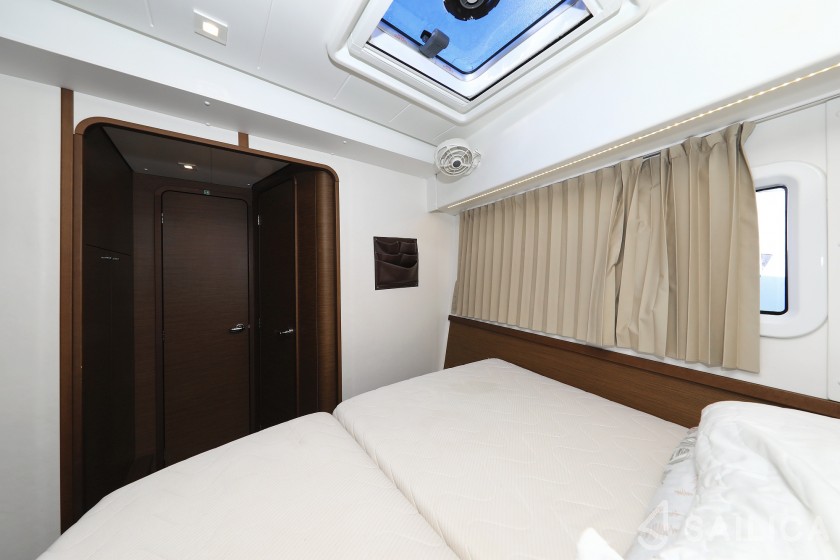 Lagoon 42 - Yacht Charter Sailica