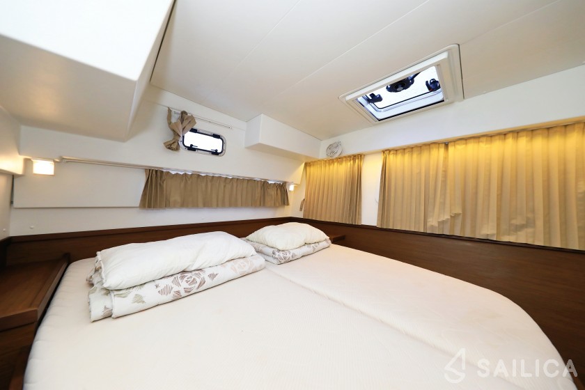 Lagoon 42 - Yacht Charter Sailica