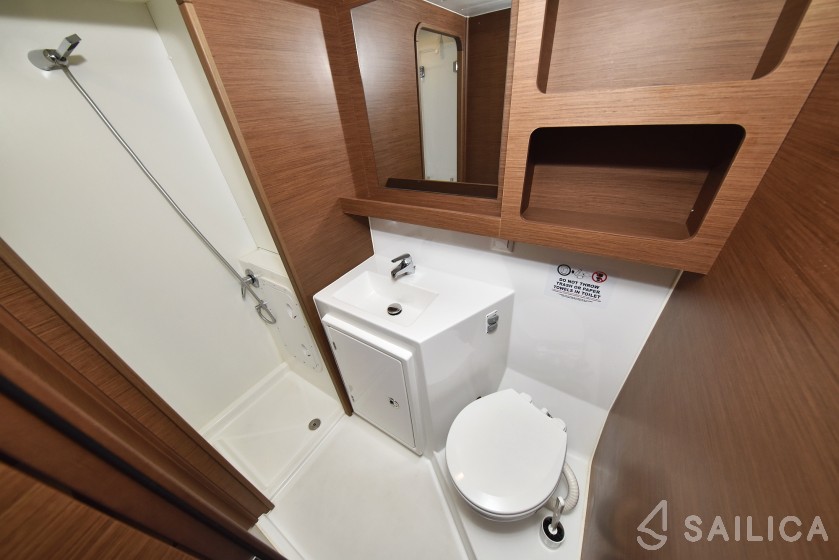 Lagoon 42 - Yacht Charter Sailica