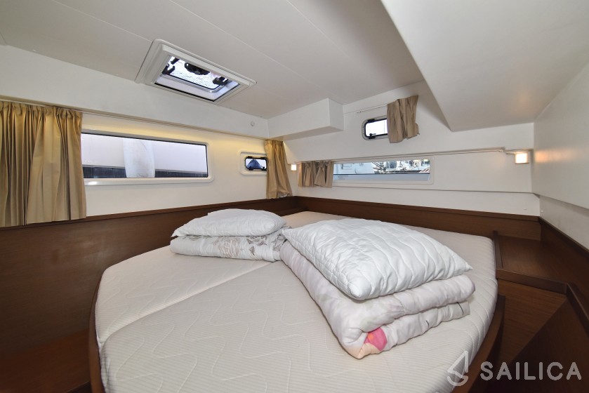Lagoon 42 - Yacht Charter Sailica