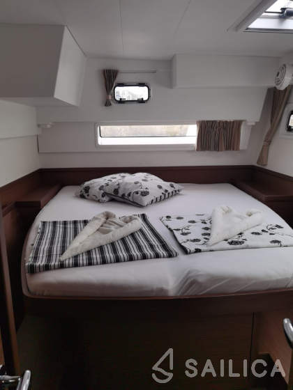 Lagoon 42 - Yacht Charter Sailica