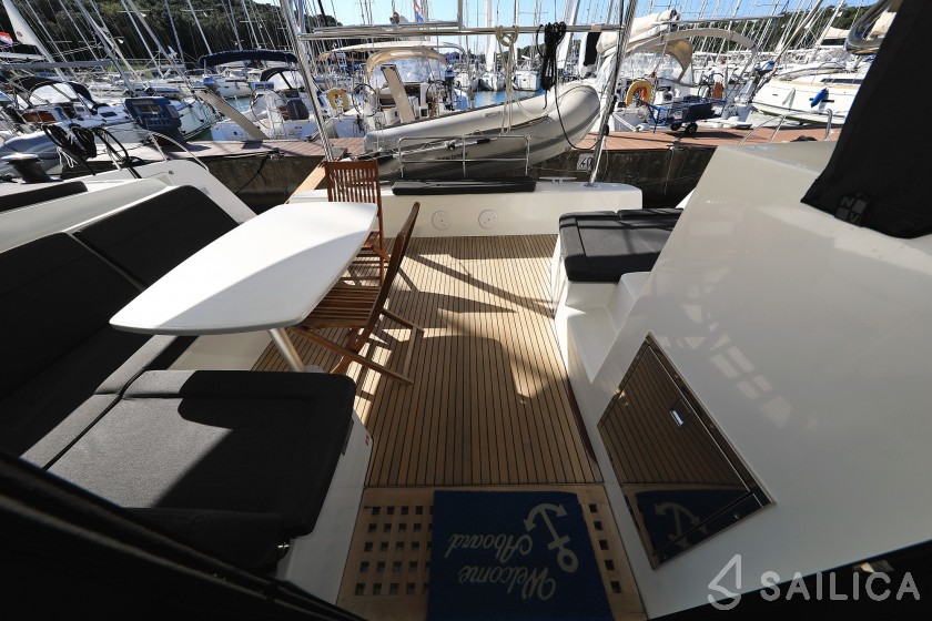 Lagoon 42 - Yacht Charter Sailica
