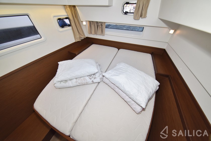 Lagoon 42 - Yacht Charter Sailica